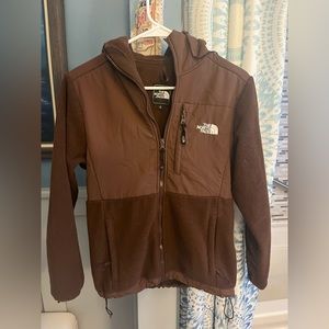brown north face jacket 🤎